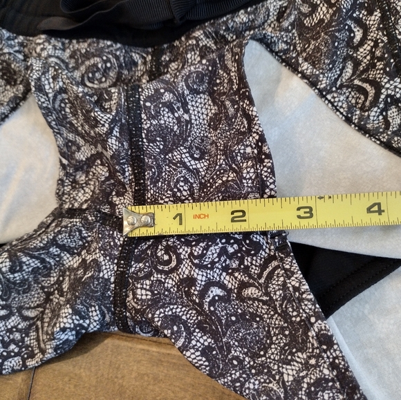 LULULEMON Women's Hotty Hot black masked 2.5" LR shorts - 6 - Picture 9 of 9